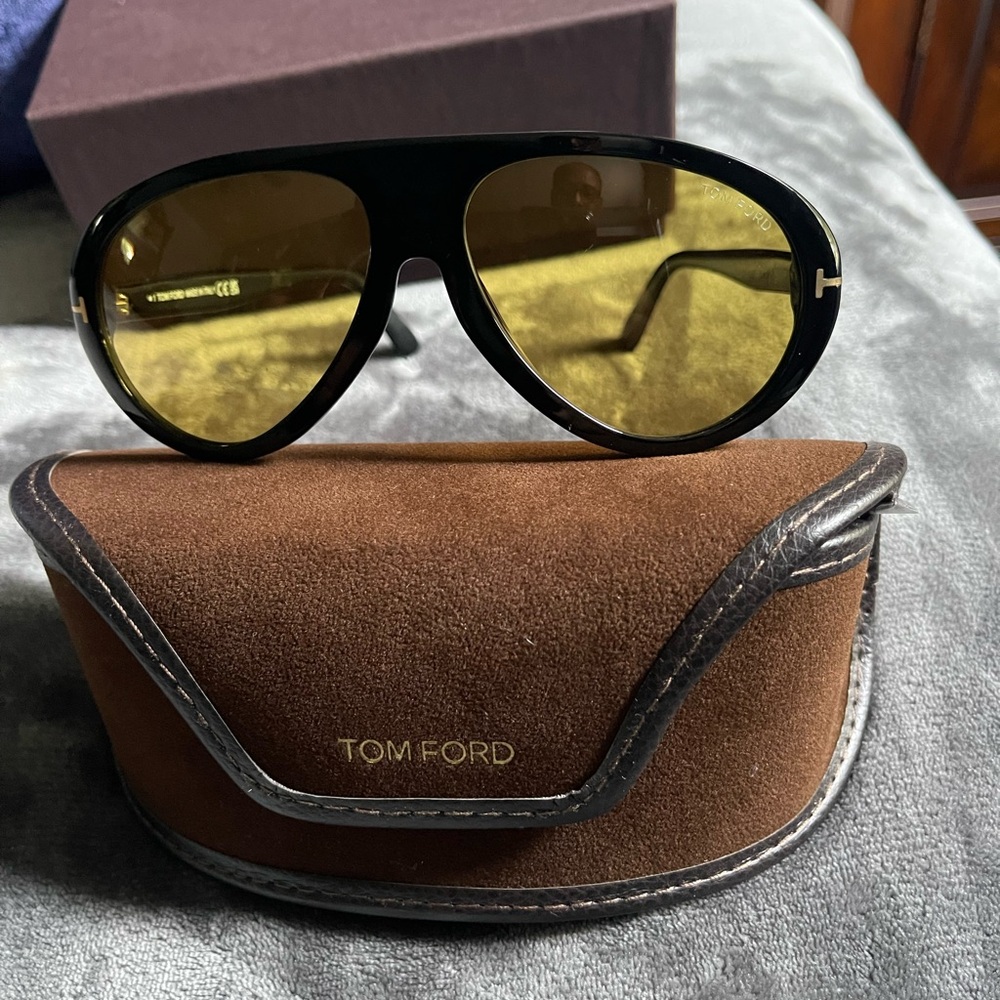 Tom Ford Aviator Sunglasses with Black Frame and Yellow Lenses